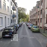 - Chilliges Zimmer In Duesseldorf Mit Balkon & Kueche; Big Tv And Bed -