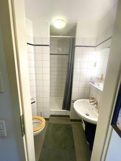 - Chilliges In Mit Balkon & Kuche; Big Tv And Bed -