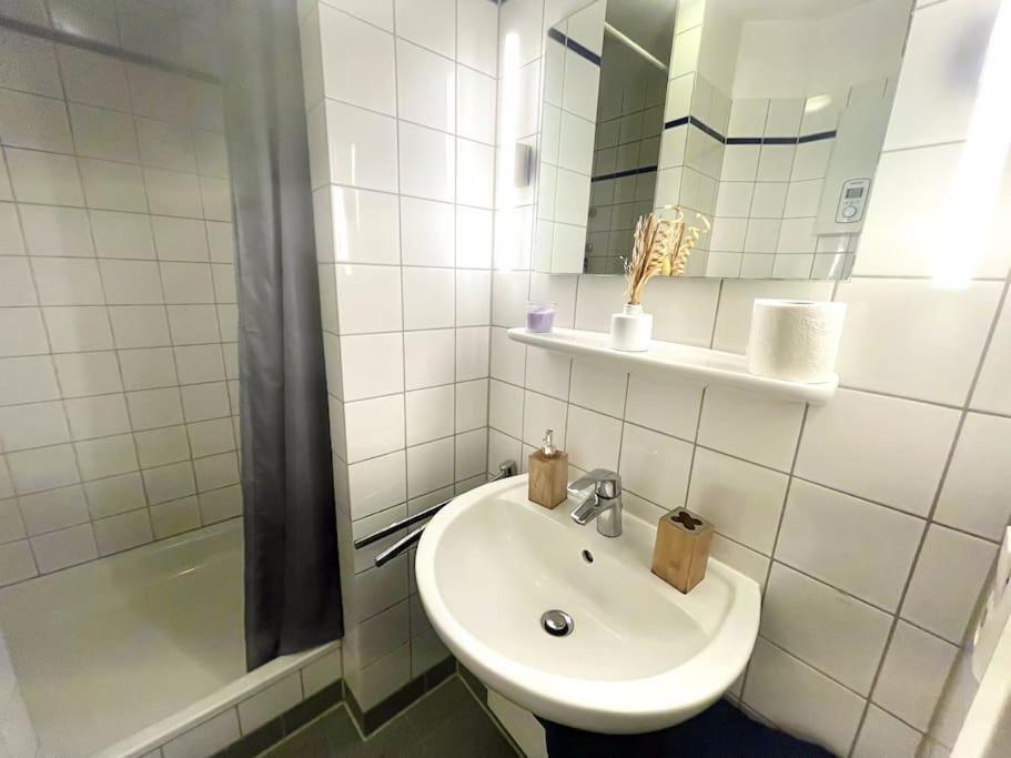 Appartement - Chilliges In Mit Balkon & Kuche; Big Tv And Bed -