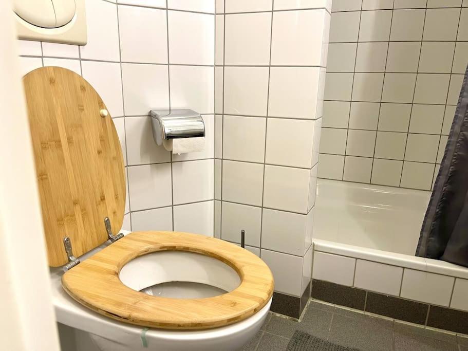 - Chilliges In Mit Balkon & Kuche; Big Tv And Bed - Düsseldorf