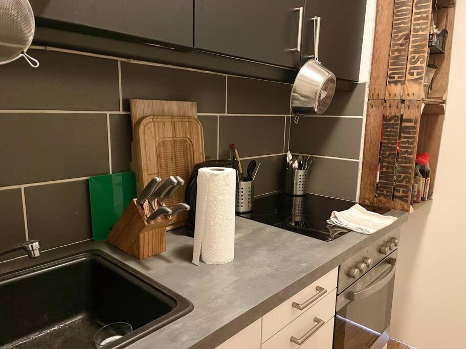 - Chilliges In Mit Balkon & Kuche; Big Tv And Bed - Appartement