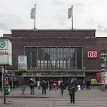 - Chilliges Zimmer In Duesseldorf Mit Balkon & Kueche; Big Tv And Bed -