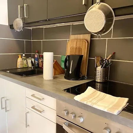 - Chilliges In Mit Balkon & Kuche; Big Tv And Bed - Appartement