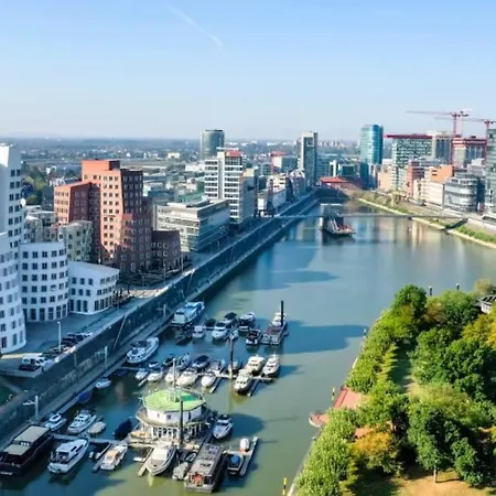 - Chilliges In Mit Balkon & Kuche; Big Tv And Bed - Appartement *