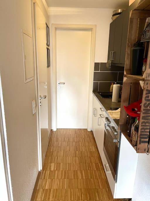 Apartment - Chilliges In Mit Balkon & Kuche; Big Tv And Bed - *