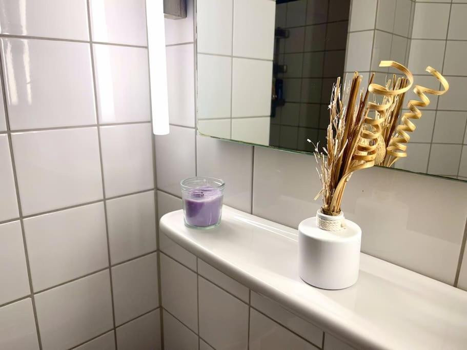 - Chilliges In Mit Balkon & Kuche; Big Tv And Bed -